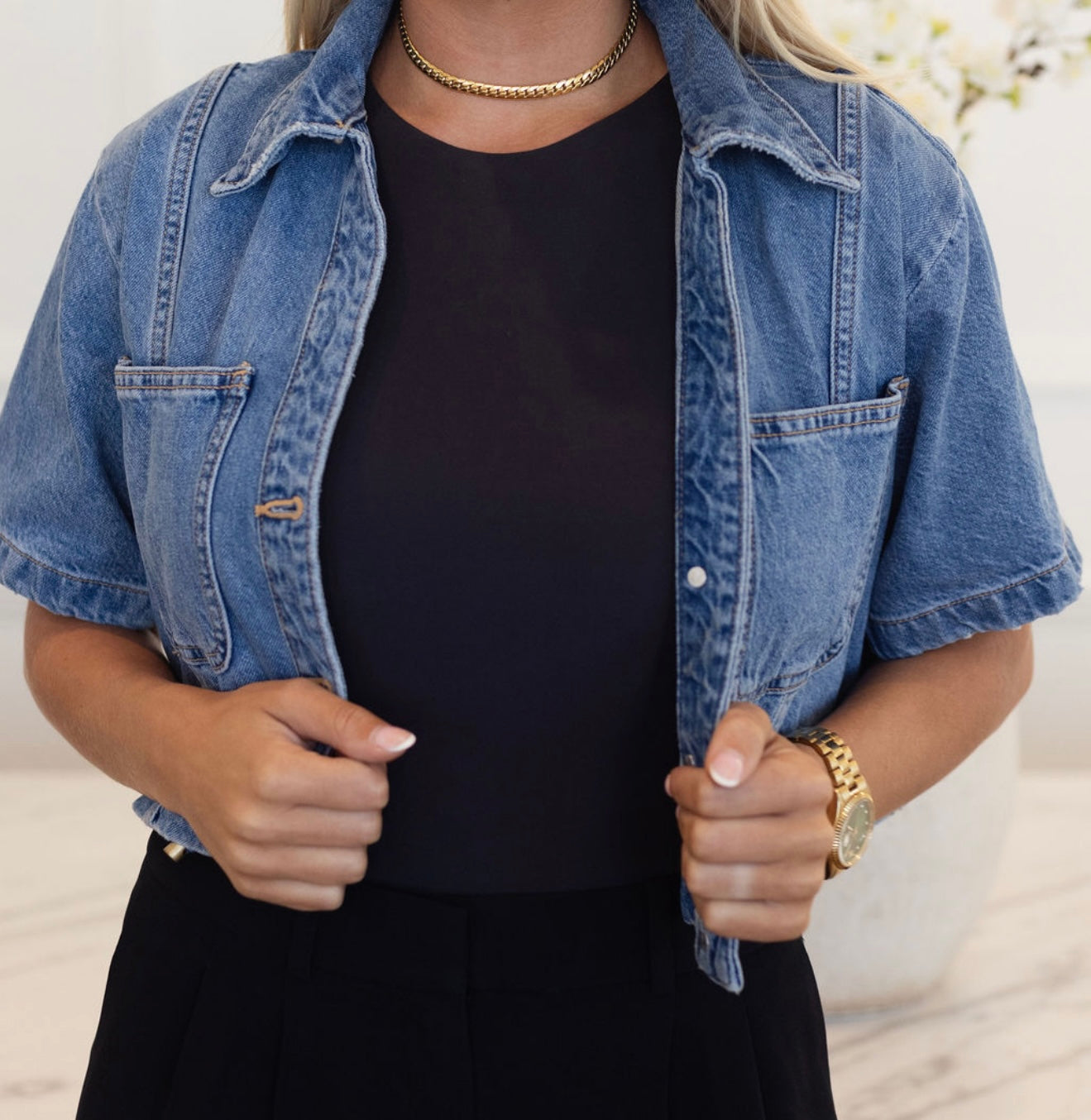 THIN SHINY GOLD NECKLACE (TOP NECKLACE)