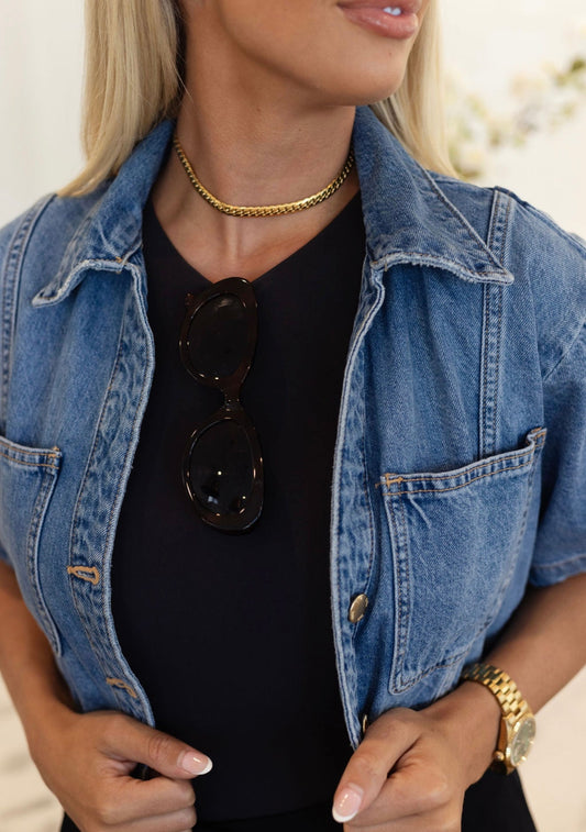 THIN SHINY GOLD NECKLACE (TOP NECKLACE)